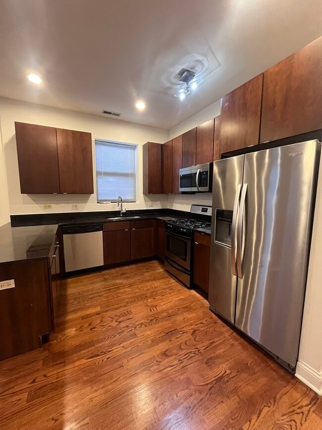 Building Photo - 5644 N California Ave