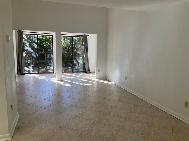 Building Photo - Great Unit In Green Leaf