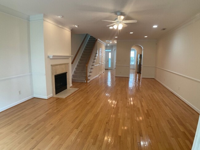 Building Photo - Gorgeous Condo in the heart of Chapel Hill