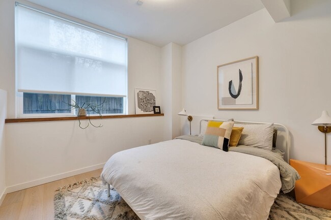 Building Photo - Modern stylish Madison Valley home