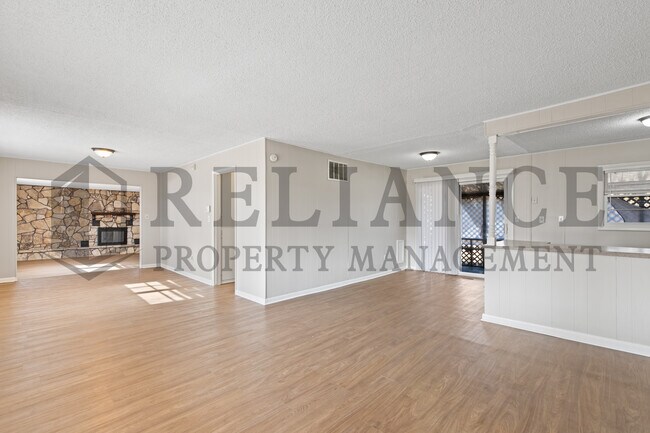 Building Photo - 220 E 44th St S