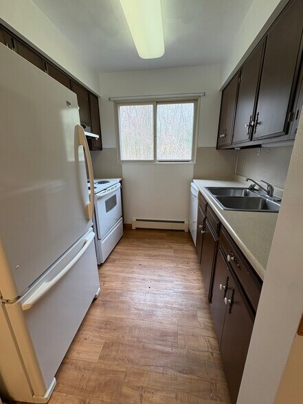 Building Photo - 624 Garrison Rd