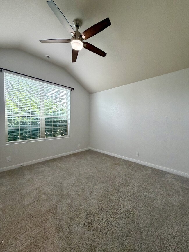 Building Photo - 646 Ridge Lawn Dr