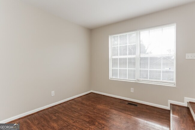 Building Photo - 1234 Justin Ln