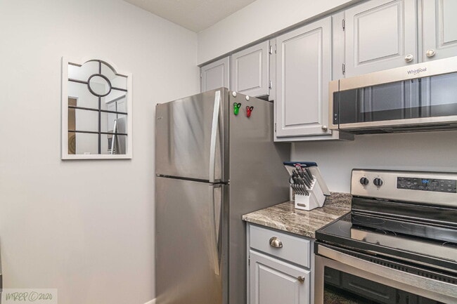 Building Photo - SHORT-TERM LEASE OPTIONS / FULLY FURNISHED APARTMENT/ ALL UTILITIES INCLUDED! WONDERFUL WAYNE MEM...