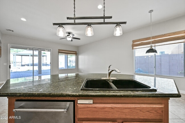 Building Photo - 6520 W Robin Ln