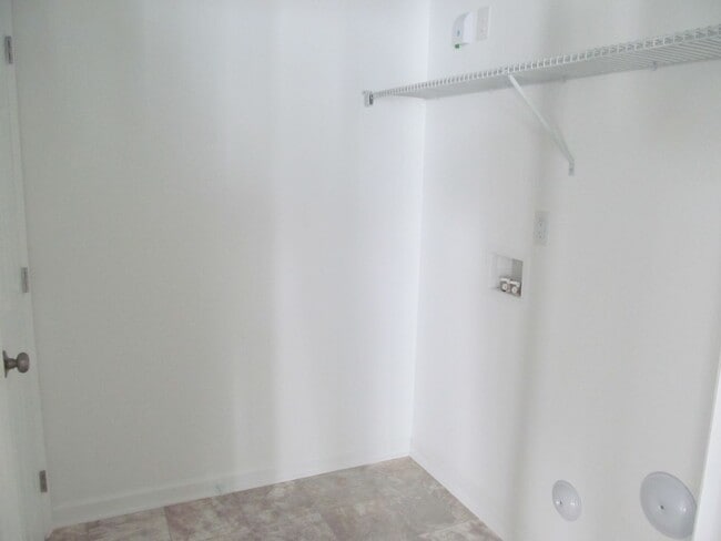 Building Photo - Lower level Condo