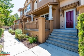 Building Photo - Stunning Townhouse | LVP Flooring | Central A/C
