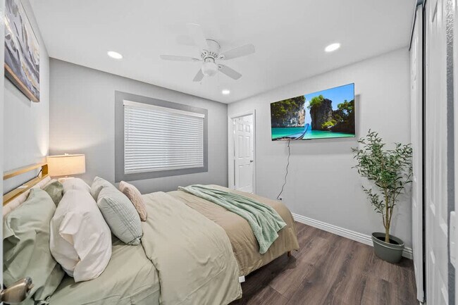 Building Photo - 10983 Parkdale Ave