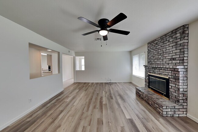 Building Photo - Halfplex with yard in South Land Park