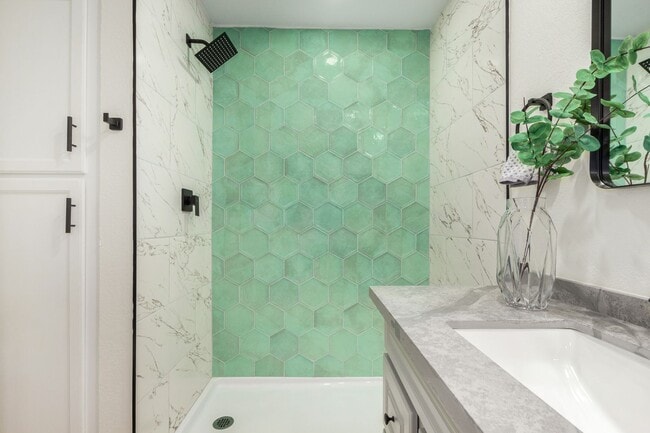 Building Photo - Fully Remodeled 4-Bedroom Home in Prime Gi...
