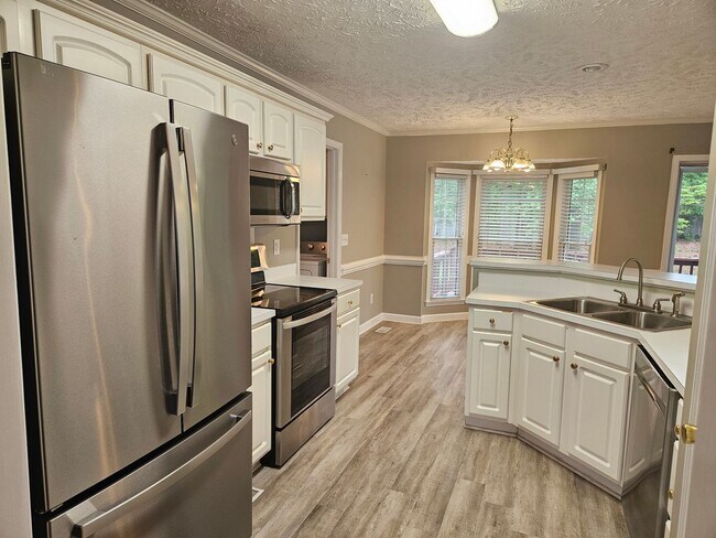 Building Photo - 4 Bedroom, 2.5 Bath Home Located in the Established Neighborhood Kings Grant.