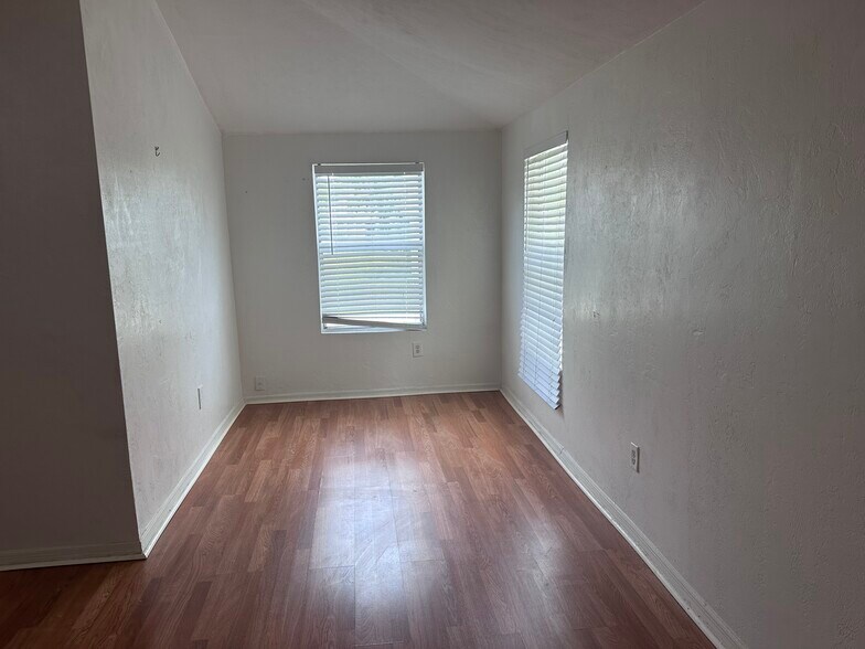 Building Photo - 421 N Peninsula Dr
