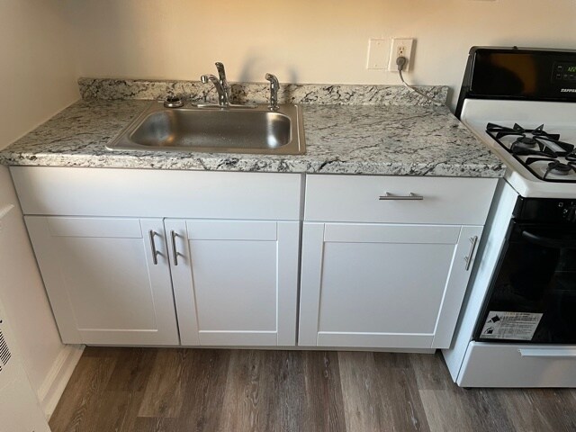 Building Photo - 720 Burnside St