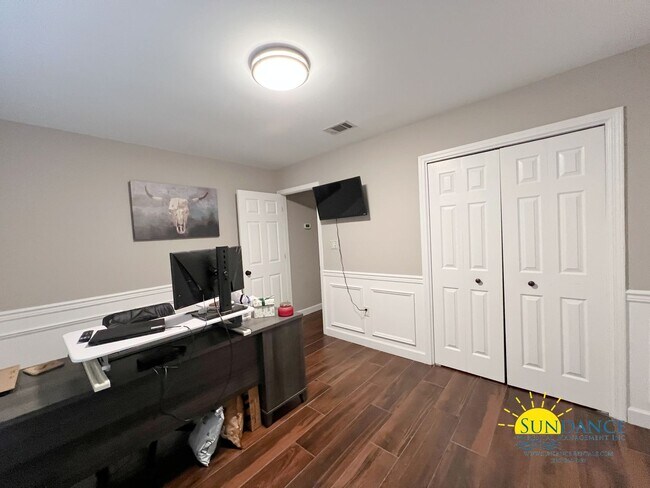 Building Photo - Charming Large 4-Bedroom Home in Crestview!