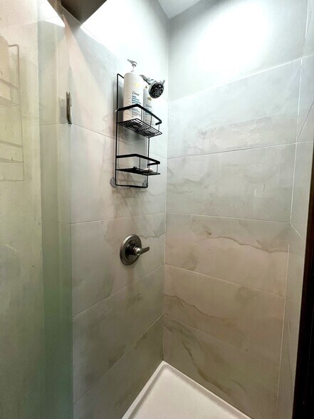 Bedroom B Shower (Ensuite) - 2077 Cascade Rd SW