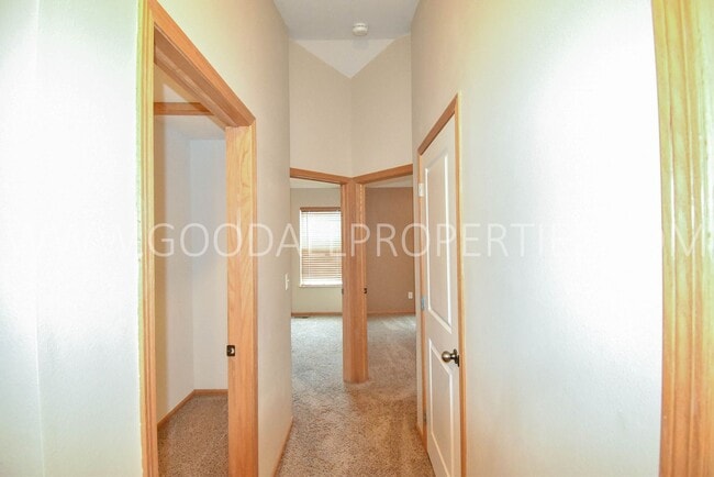 Building Photo - 2-Bedroom, 2-Bath Urbandale Townhome with 2-Car Attached Garage