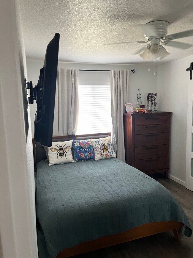 Building Photo - 1506 E Clarendon Ave