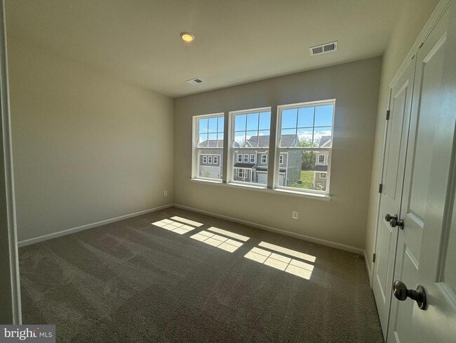 Building Photo - 28 FOREST GROVE Ave