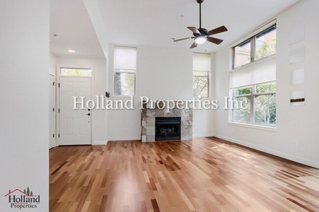 Building Photo - 6267 NE Carillion Dr