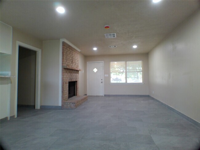 Building Photo - 601 Fresa Rd