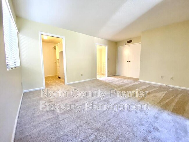 Building Photo - 2420 Torrey Pines Rd