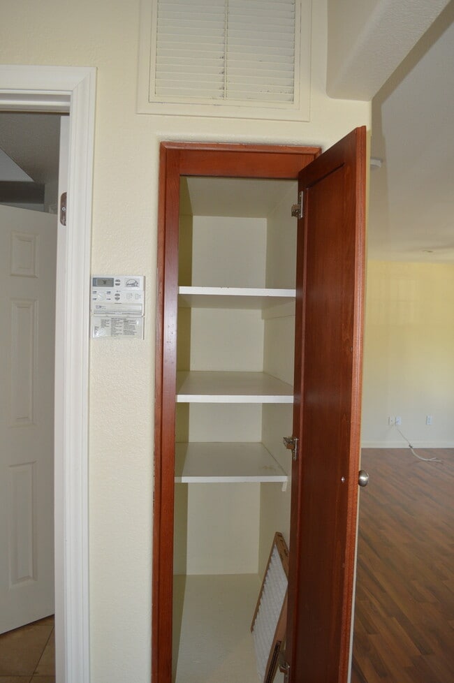 Building Photo - 1 Bedroom Condo in Mission Hills