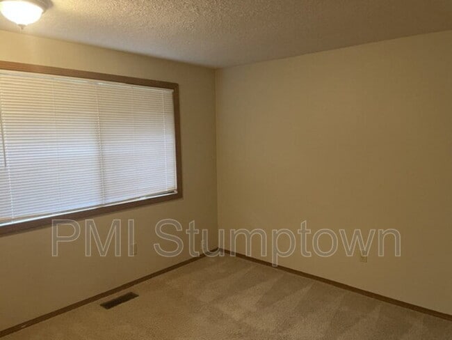 Building Photo - 14745 SW Surrey Ct