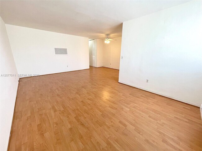 Building Photo - 441 Collins Ave
