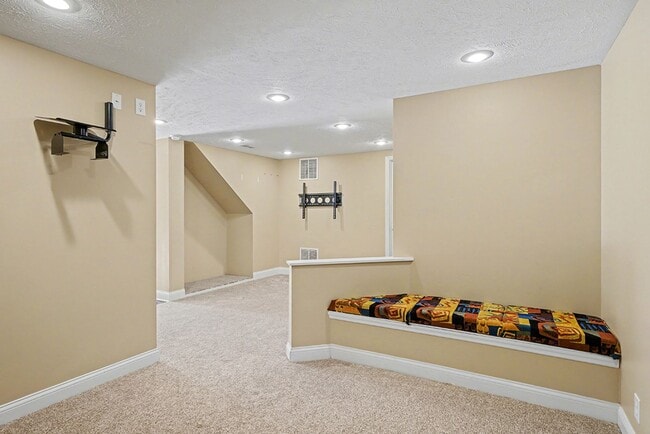 Building Photo - Spacious 4br/4.5 ba Home in Millard Mission Park Neighborhood. Huge Yard, 3 Car Garage