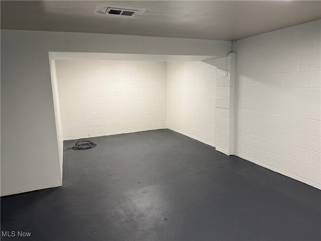 Building Photo - 195 Surrey Ln