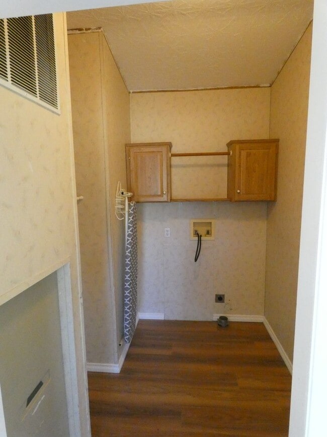 Building Photo - APPLICATION PENDING **Country Living**