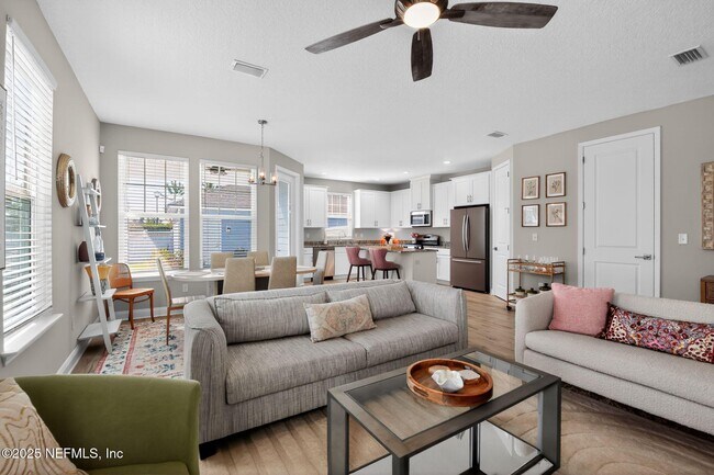 Building Photo - 244 Daydream Ave