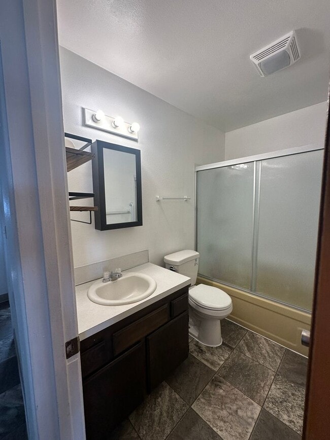 Building Photo - 2.2. miles to Sky Lakes Medical Center and Oregon Institute of Technology, 2bdrm 1 bath duplex