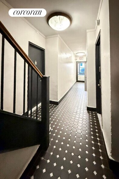 Building Photo - 344 W 17th St