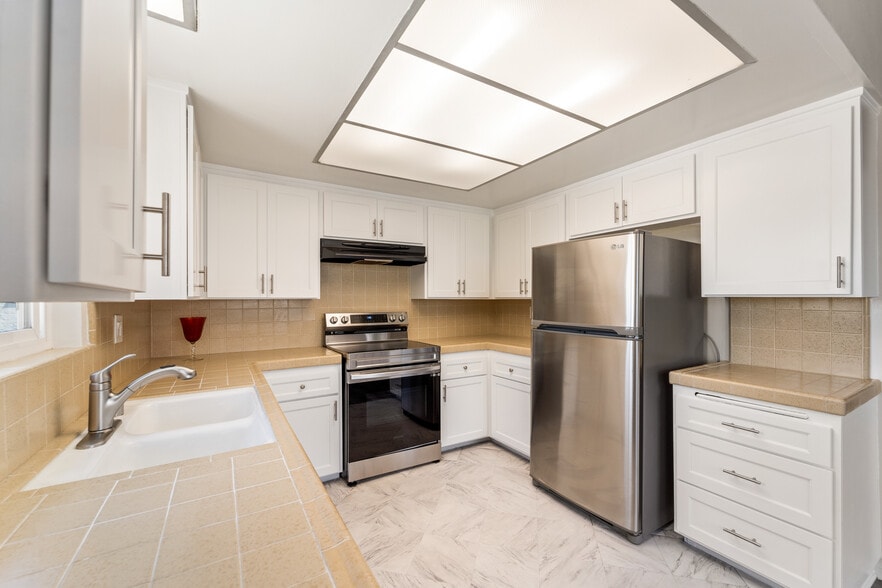 Building Photo - 1909 Harriman Ln