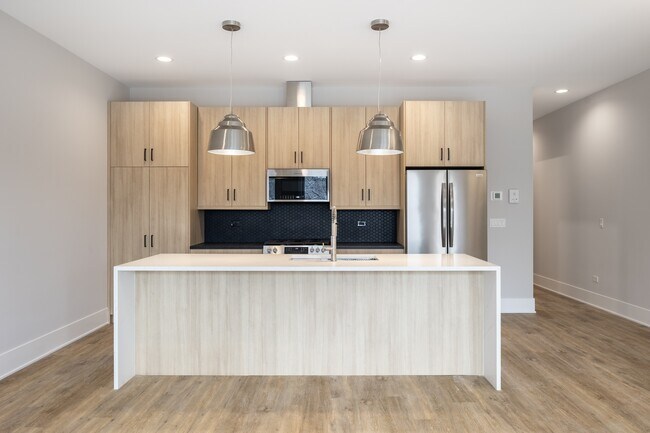 Building Photo - 3839 N Clark St