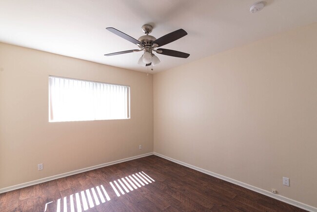 Spacious Bedroom - Melrose Place
