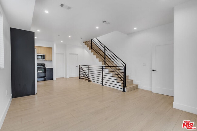 Building Photo - 438 E 28th St