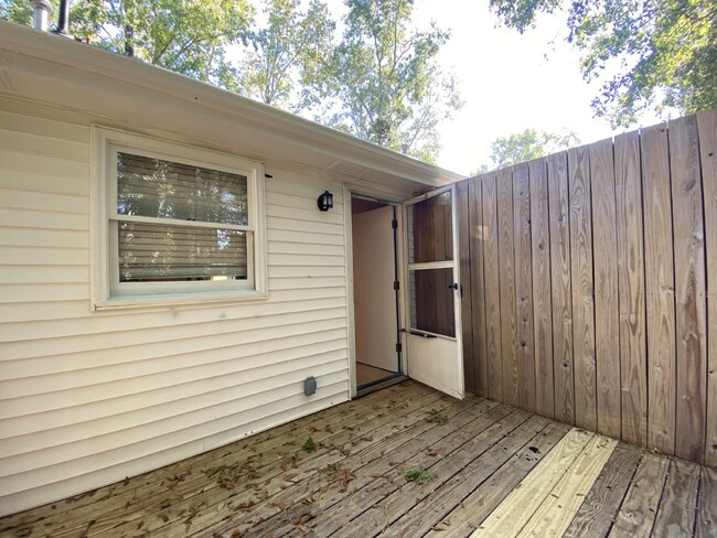 Building Photo - "Charming 2-Bedroom Gem with 850 Sq Ft of ...