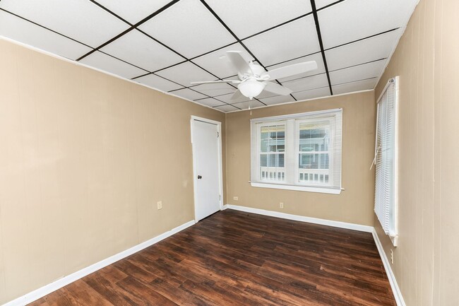 Building Photo - Charming Brick Bungalow in the Heart of North Charleston