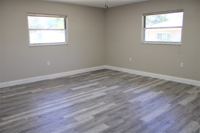 Building Photo - 208 S Lucille St