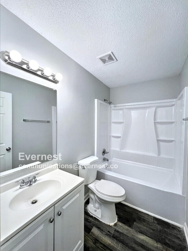 Building Photo - Charming 3-Bedroom Home with Comfortable L...