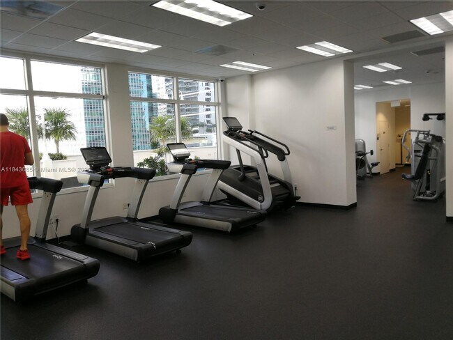 Building Photo - 1200 Brickell Bay Dr