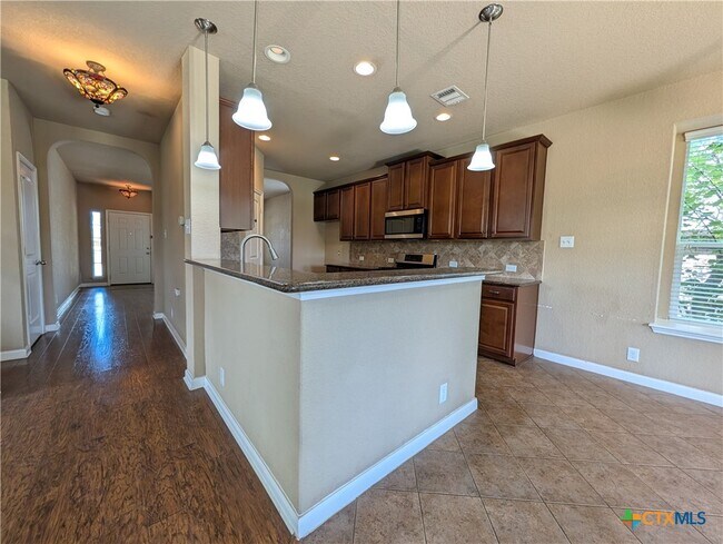 Building Photo - 212 Oak Creek Way