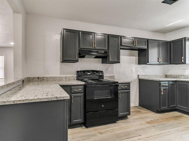 Building Photo - 2204 N Hood St
