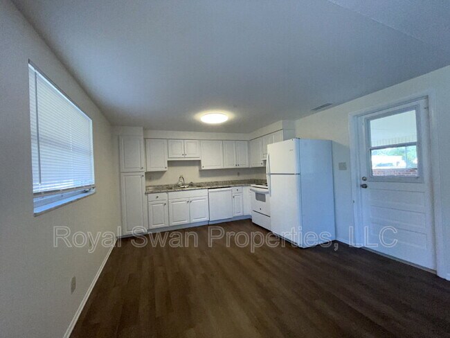 Building Photo - 303 Thornwood Way