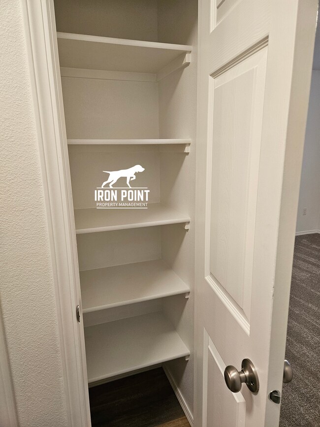 Building Photo - Move-in Ready Home w/new paint & flooring ...