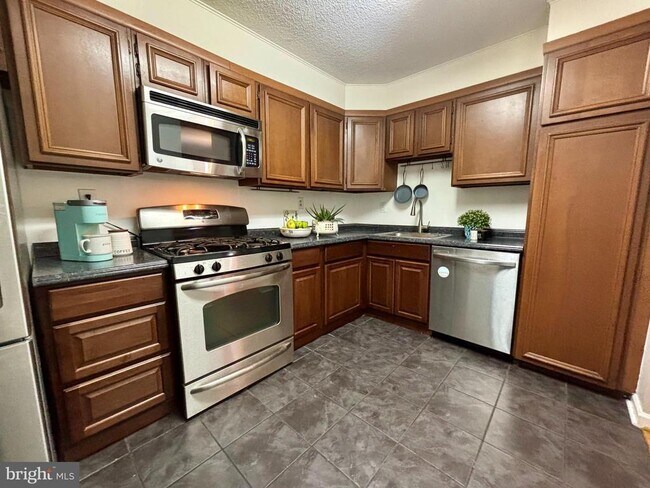 Building Photo - 1300 Army Navy Dr