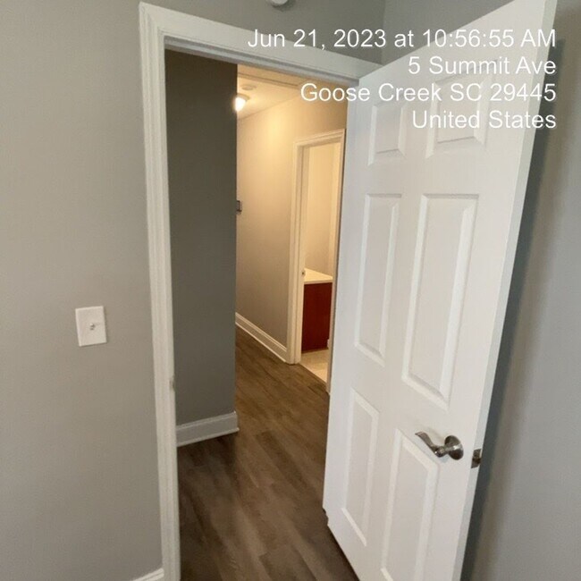 Building Photo - Relaxed Living with Spacious Yard in Goose...